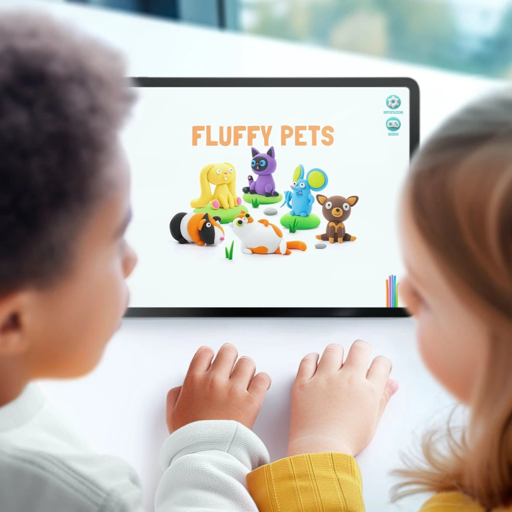 Twee kinderen kleien digitale Hey Clay fluffy pets van boetseerklei, kleurrijke dierenfiguren op witte tafel met tablet.