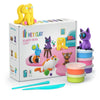 Voorzijde doos van Hey Clay fluffy pets boetseerklei set met kleurrijke potjes, kleitools en vrolijke dierenfiguren.