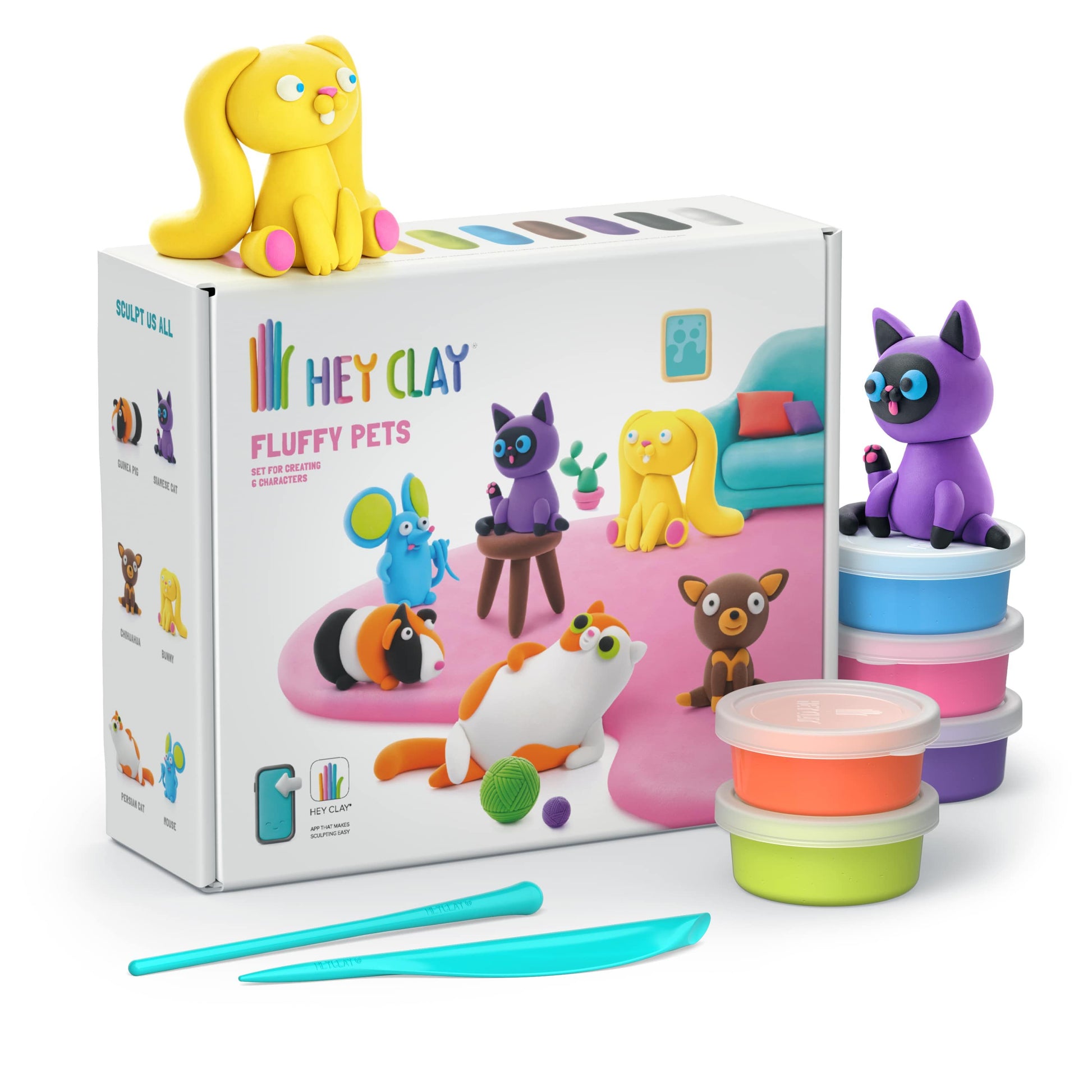 Voorzijde doos van Hey Clay fluffy pets boetseerklei set met kleurrijke potjes, kleitools en vrolijke dierenfiguren.