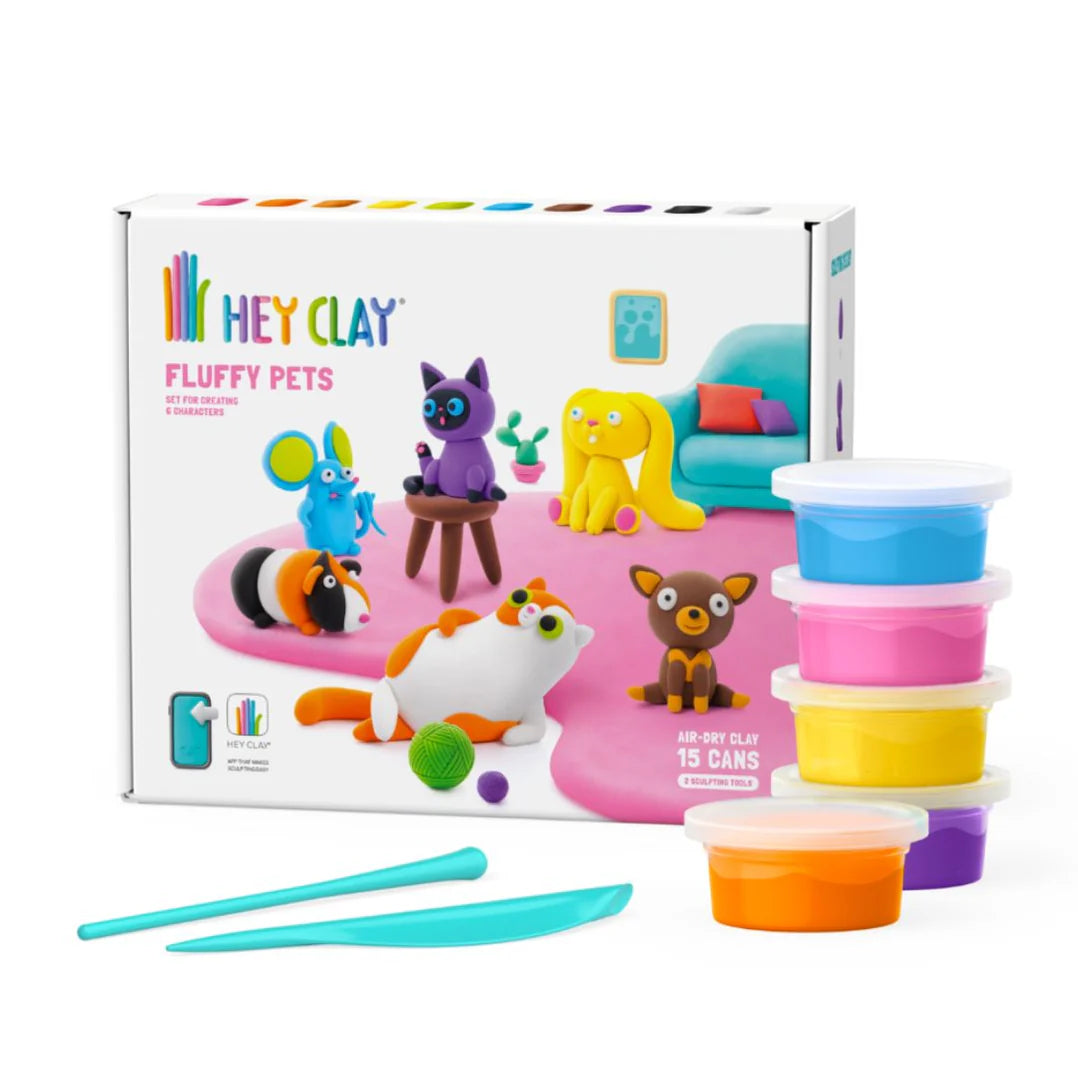 Hey Clay Fluffy Pets verpakking met stapel kleurrijke potjes boetseerklei en gereedschap, complete set