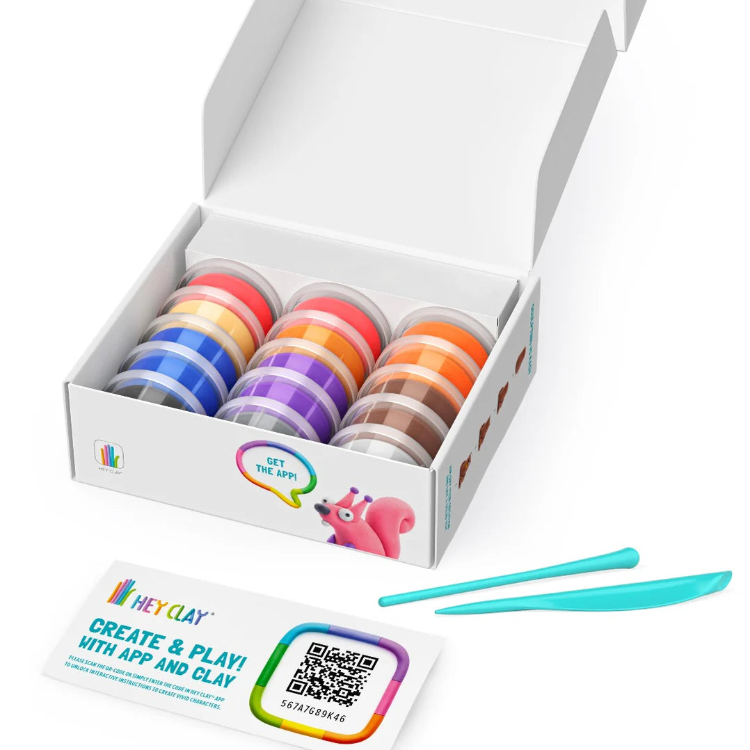 Open doos Hey Clay Forest Animals boetseerklei met kleurrijke potjes, sculpting tools en kaart voor creatieve klei ideeën.