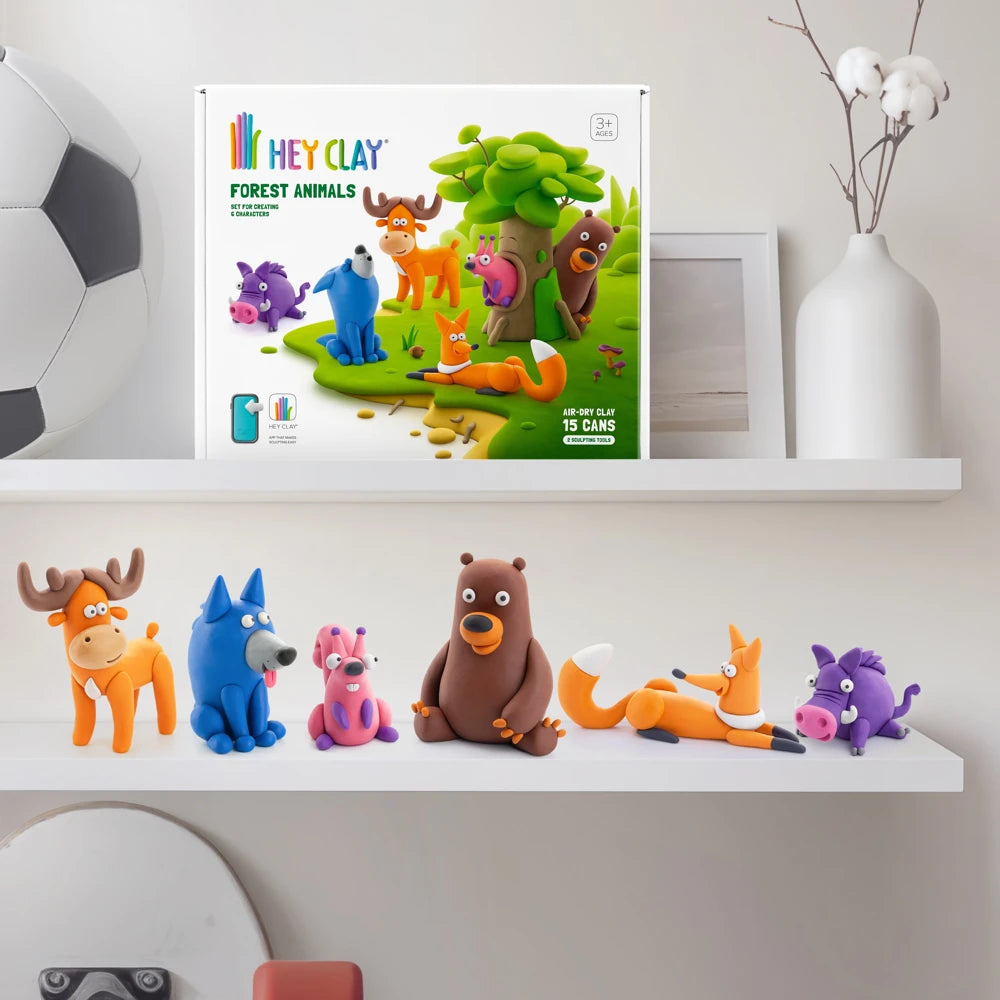 Hey Clay Forest Animals boetseerklei set met doos en kleurrijke dierenfiguren, creatief speelgoed voor kinderen in huis.