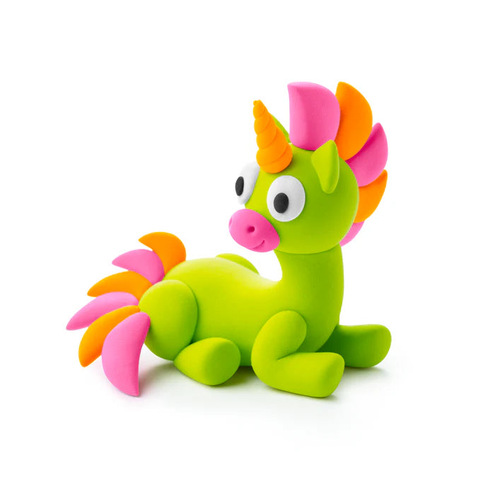 Hey Clay groene unicorn met roze en oranje manen, detail foto handgemaakte boetseerklei figuur