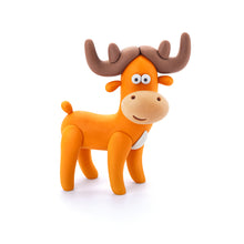 Hey Clay oranje hert figuur gemaakt van boetseerklei met bruine gewei als eindresultaat kleien