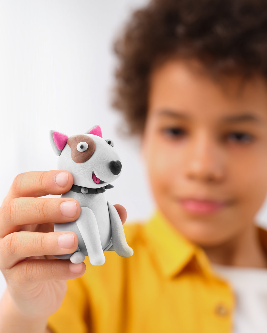 Hey Clay witte hond van boetseerklei met roze oren in kinderhanden creatief speelgoed
