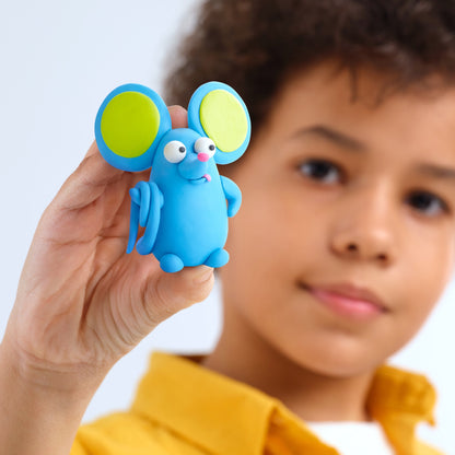 Hey Clay kind toont blauwe muis figuur gemaakt van boetseerklei, creatief kleien speelgoed voor kinderen