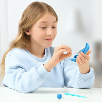 Hey Clay kind aan het kleien met blauwe boetseerklei, creatief speelgoed voor kinderen