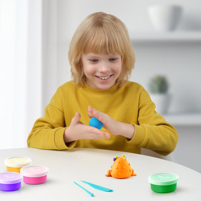 Hey Clay kind kleien met oranje kikker en potjes boetseerklei, creatief speelgoed moment