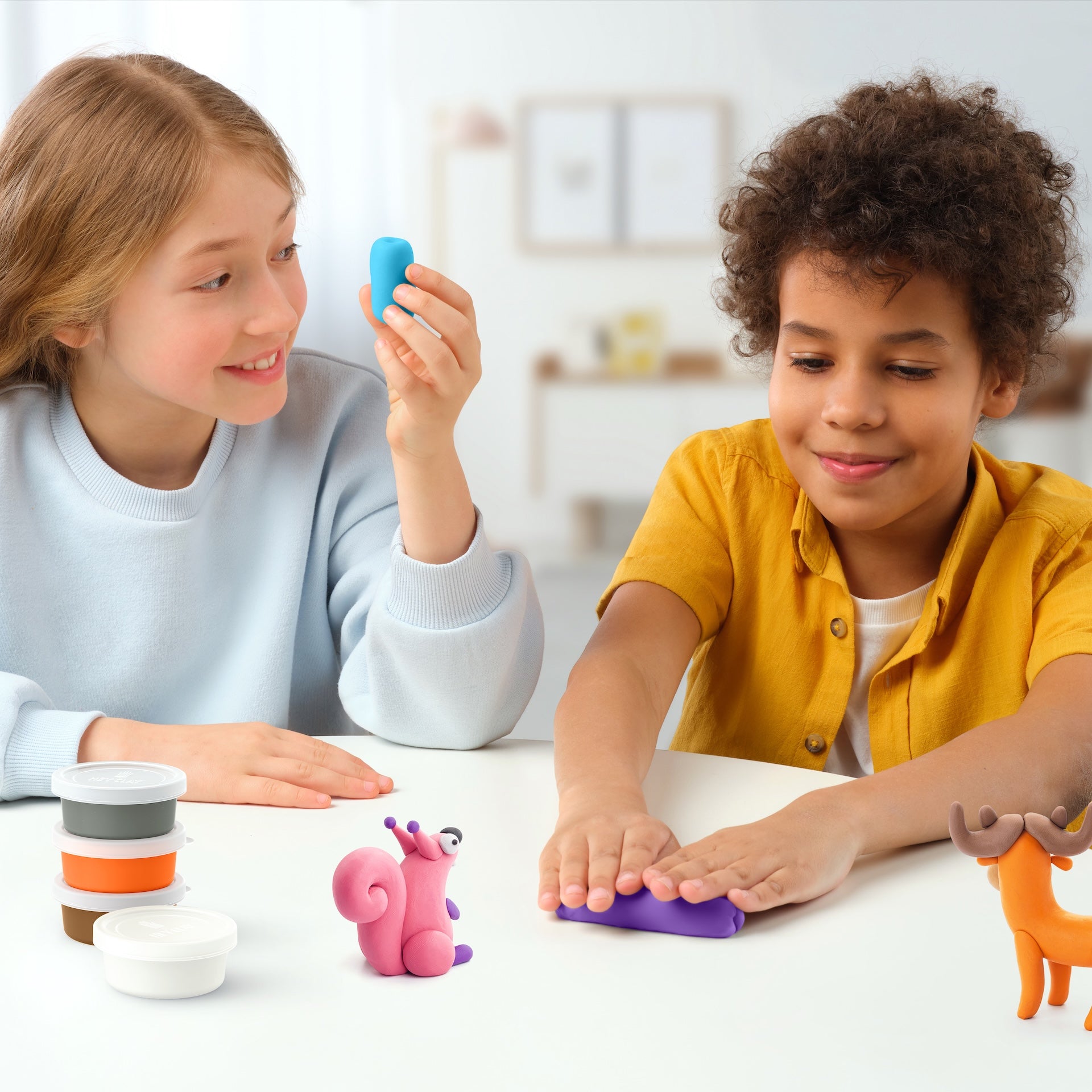 Hey Clay kleien met kinderen: boetseerklei potjes en gemaakte forest animals speelgoed