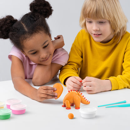 Hey Clay kinderen boetseren samen oranje dinosaurus speelgoed met kleurrijke boetseerklei potjes