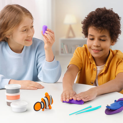 Hey Clay boetseerklei voor kinderen: twee kinderen kleien samen met oceaandiertjes en kleurenpotjes