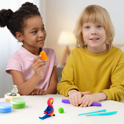 Hey Clay Birds speelgoed, twee kinderen kleien vrolijk met boetseerklei vogels aan tafel