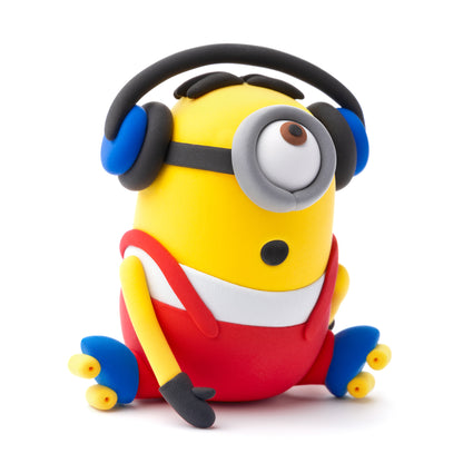 Hey Clay Minion Stuart met koptelefoon en rollerskates in rood pak, leuk boetseerklei speelgoed