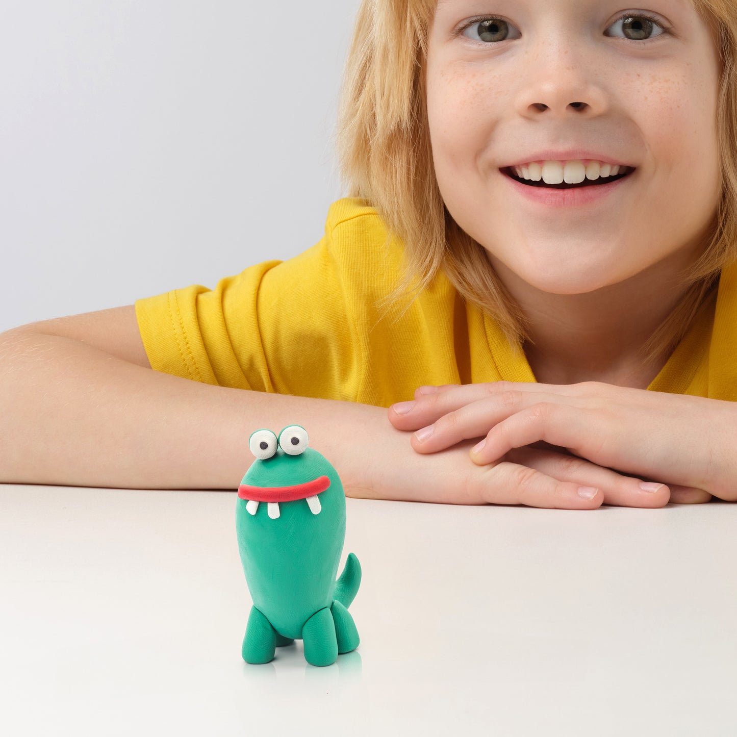 Hey Clay Monsters creatief speelgoed, kind met groen monster karakter, leuk kleien voor kinderen