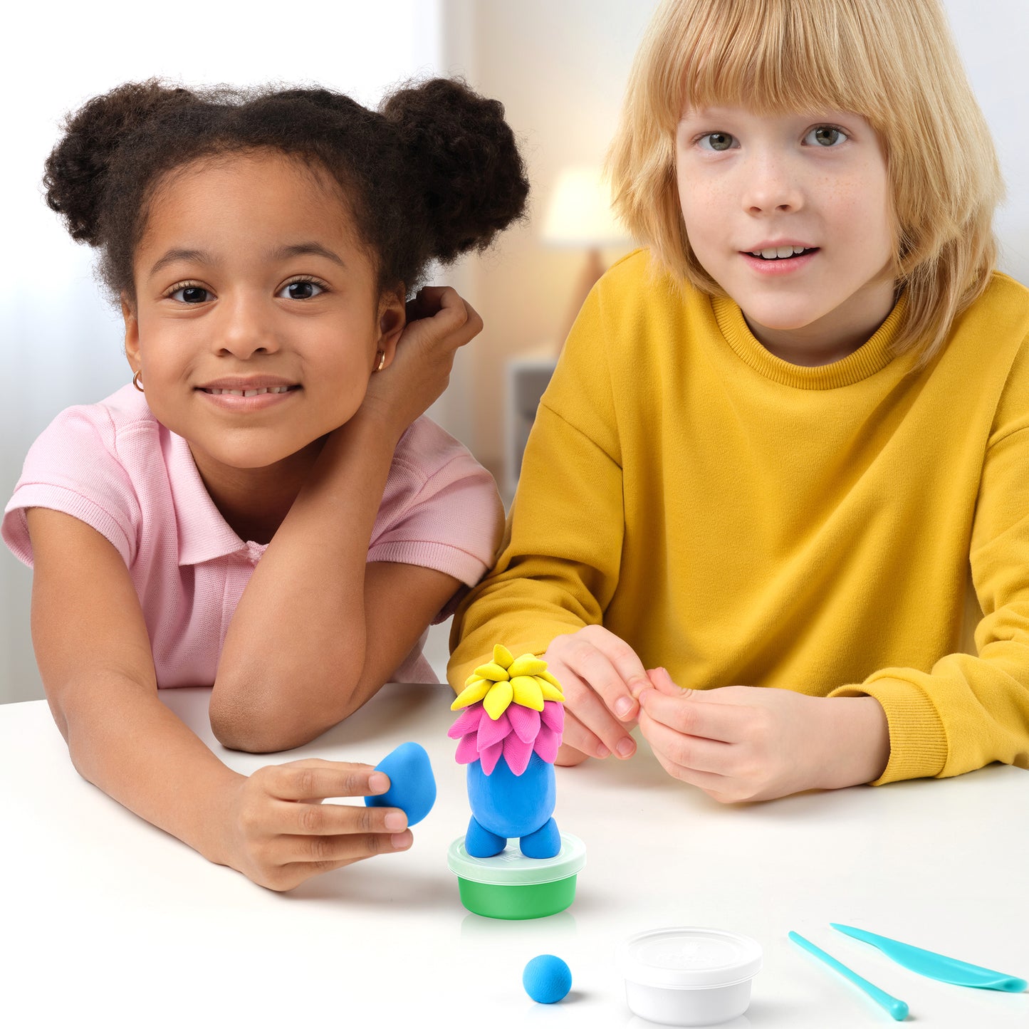 Hey Clay Monsters speelgoed voor kinderen, twee kinderen knutselen samen met boetseerklei en gereedschap
