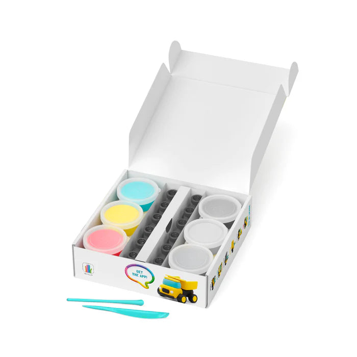 Hey Clay klei set in open doos met zes potjes klei en accessoires, ideaal voor creatieve bouwprojecten en speelse creaties.