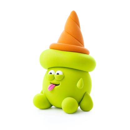 Groen kleifiguur met oranje hoed als klei idee uit de kleurrijke Nice Ice Cream set van Hey Clay