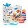 Hey Clay Ocean set voorkant verpakking met 15 potjes boetseerklei, blauwe haai en oceaandieren speelgoed