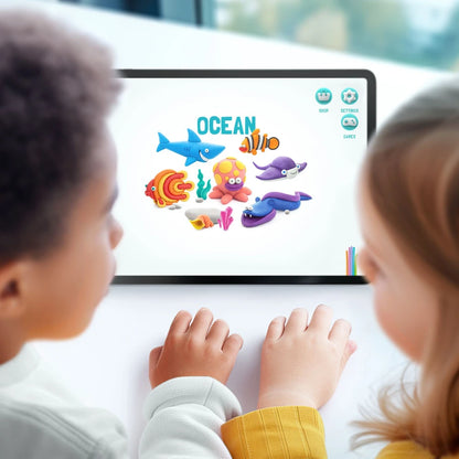 Twee kinderen kleien digitale Hey Clay Ocean boetseerklei zeedieren op tablet, creatief bezig met klei ideeën thuis.