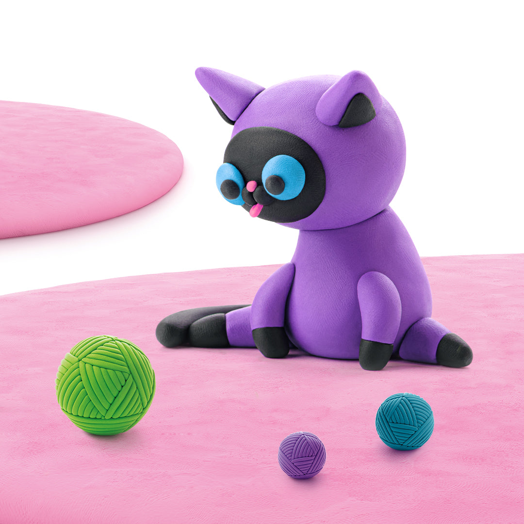 Hey Clay paarse kat met kleurrijke wollen bolletjes op roze ondergrond, fluffy pets speelgoed detail