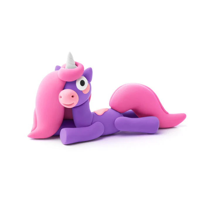 Hey Clay roze en paarse regenboog eenhoorn liggende positie, handgemaakte klei figuur detail