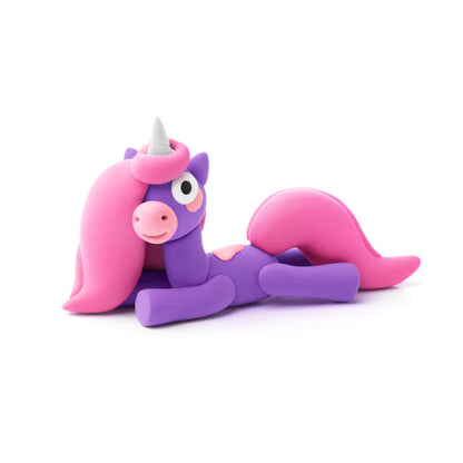 Hey Clay roze en paarse regenboog eenhoorn liggende positie, handgemaakte klei figuur detail