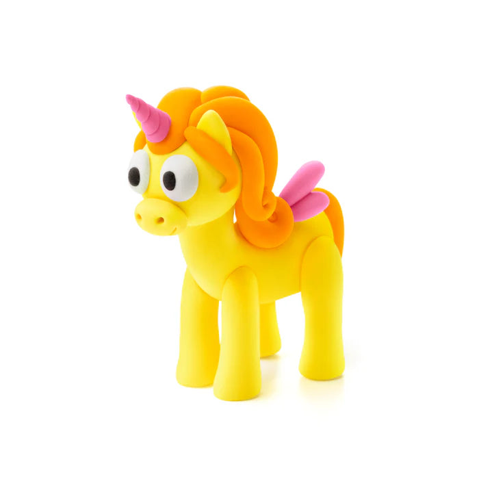 Gele eenhoorn met oranje manen en roze hoorn van Hey Clay boetseerklei, leuk unicorn speelgoed om te kleien voor kinderen.