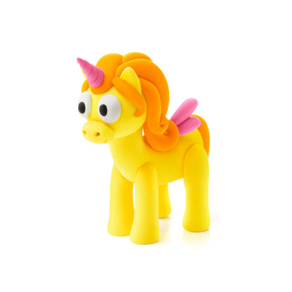 Gele eenhoorn met oranje manen en roze hoorn van Hey Clay boetseerklei, leuk unicorn speelgoed om te kleien voor kinderen.