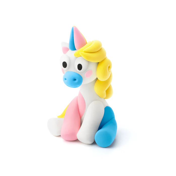 Zittende pastelgekleurde eenhoorn van Hey Clay boetseerklei, leuk unicorn speelgoed om te kleien voor kinderen.