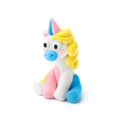 Zittende pastelgekleurde eenhoorn van Hey Clay boetseerklei, leuk unicorn speelgoed om te kleien voor kinderen.