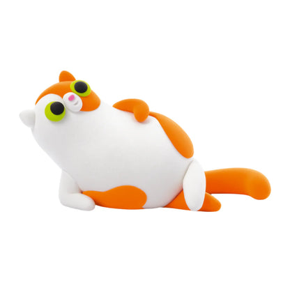Hey Clay witte kat met oranje vlekken liggend gemaakt van boetseerklei, zijaanzicht fluffy pets detail