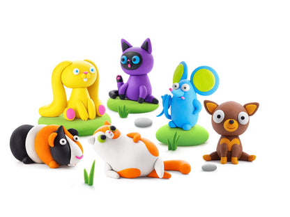 Hey Clay alle zes fluffy pets huisdieren gemaakt van boetseerklei op witte achtergrond met gras details