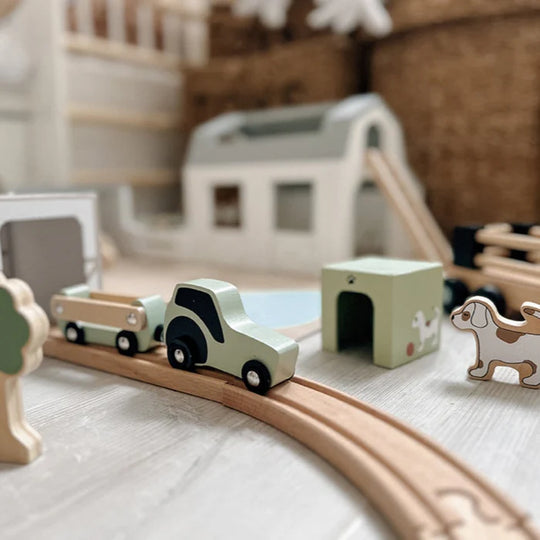 Houten speelgoed van Jabadabadoo in zachte kleuren zoals groen, wit en bruin met een boerderij en dieren.