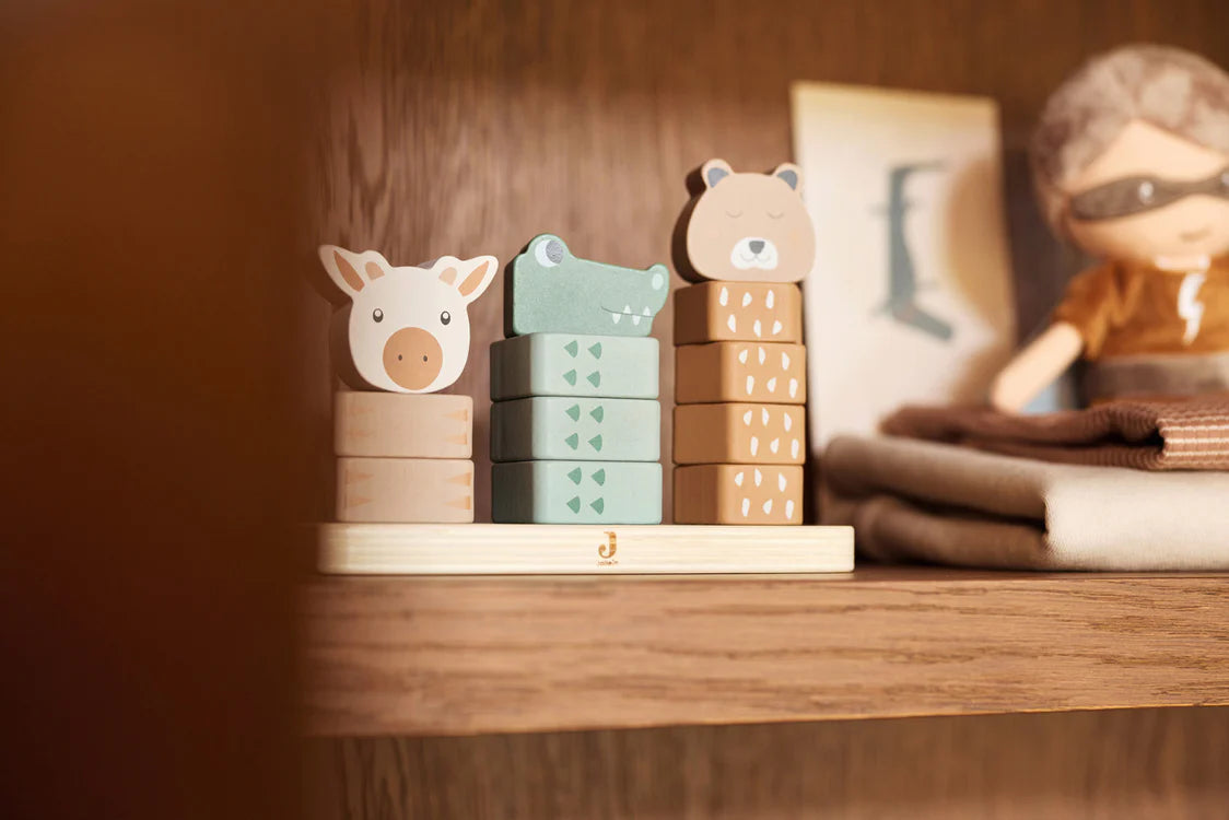Jollein houten stapeltoren met cheetah, krokodil en giraffe als decoratie op plank in babykamer, speelgoed in hout.
