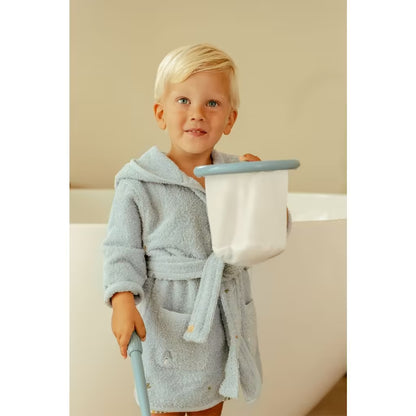 Kind in blauwe badjas speelt met Little Dutch badspeelgoed visspel en vangnet, vrolijk speelgoed voor in bad.