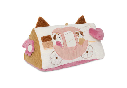 Roze koetsprint en figuurtjes op de zijkant van de Jollein activiteiten driehoek Flower Fairies, lief educatief baby speelgoed.