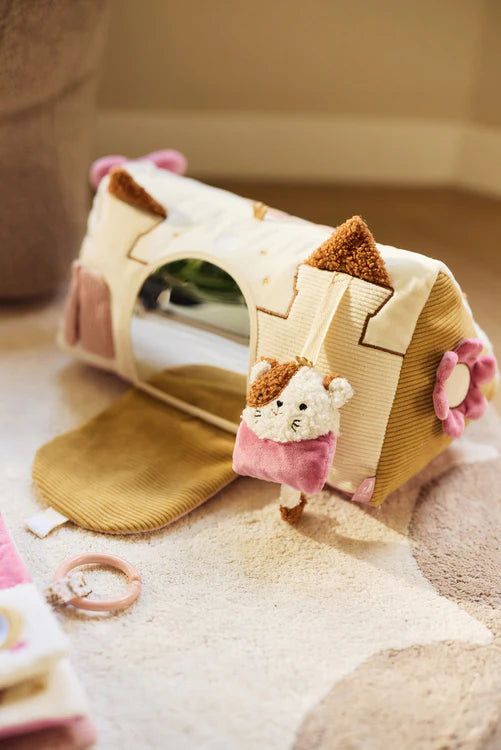 Jollein activiteiten driehoek Flower Fairies op een zacht vloerkleed, perfect sensorisch speelgoed voor baby’s en dreumesen.