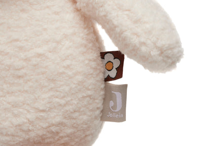 Detailfoto Jollein activiteiten knuffel met bruin bloementje label en beige merklabel, sensorisch speelgoed
