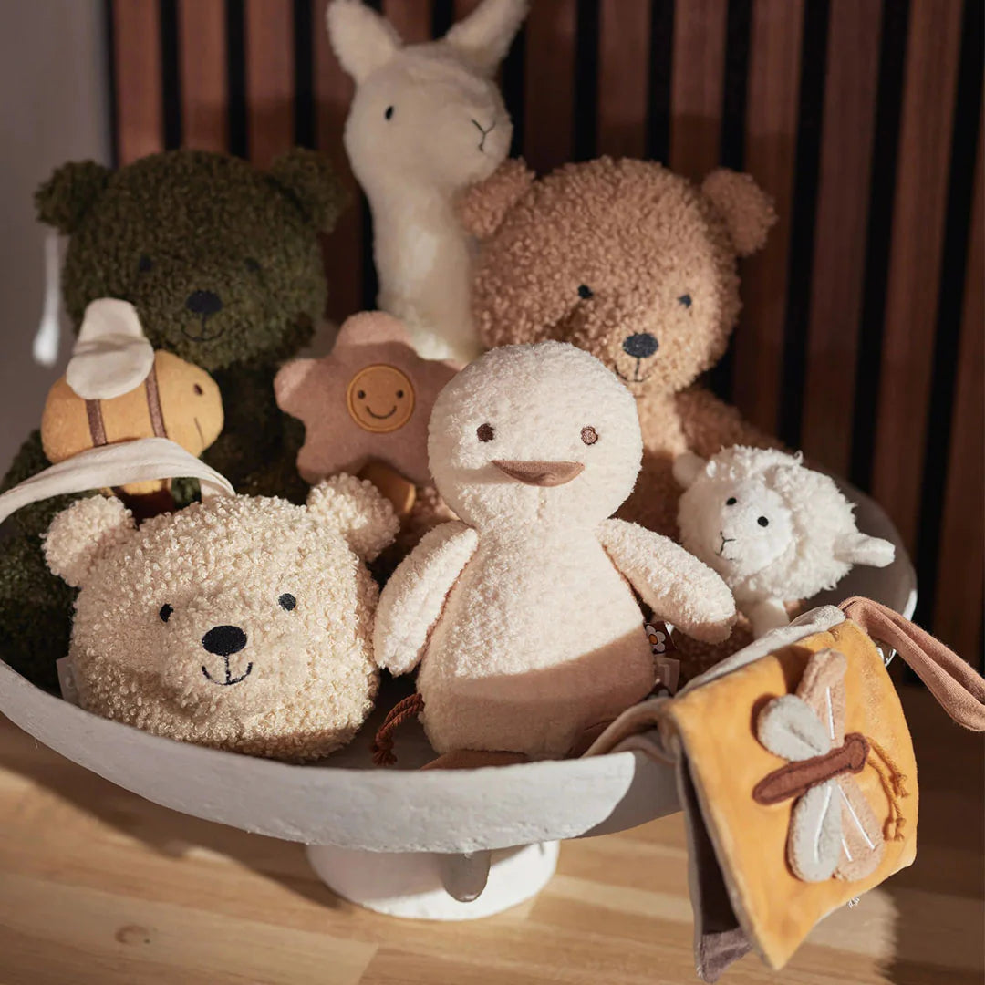 De Spring Duck activiteiten knuffel in een schaal vol Jollein knuffels