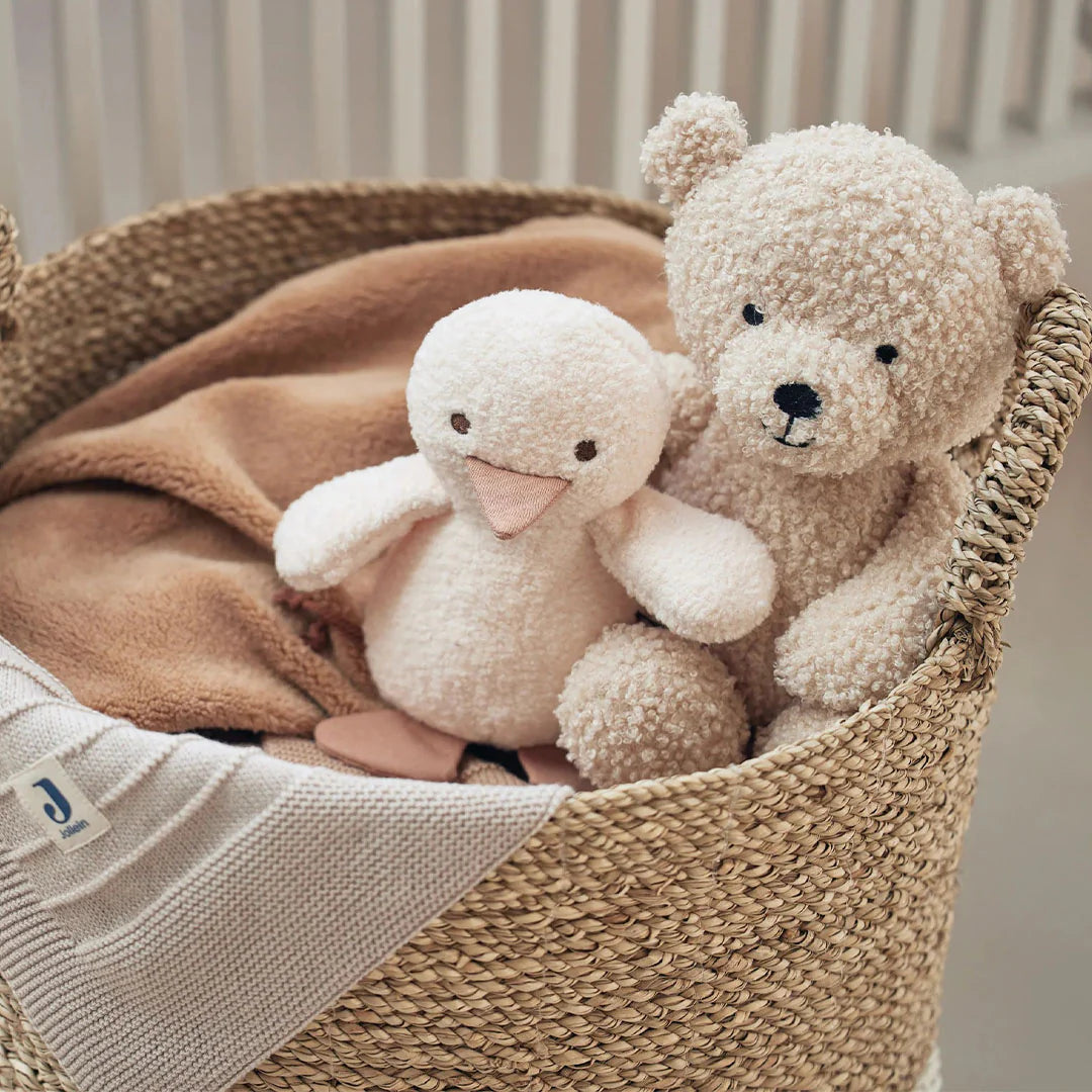 Jollein activiteiten knuffel eendje in rieten mand met teddy beer, educatief speelgoed als kraamcadeau