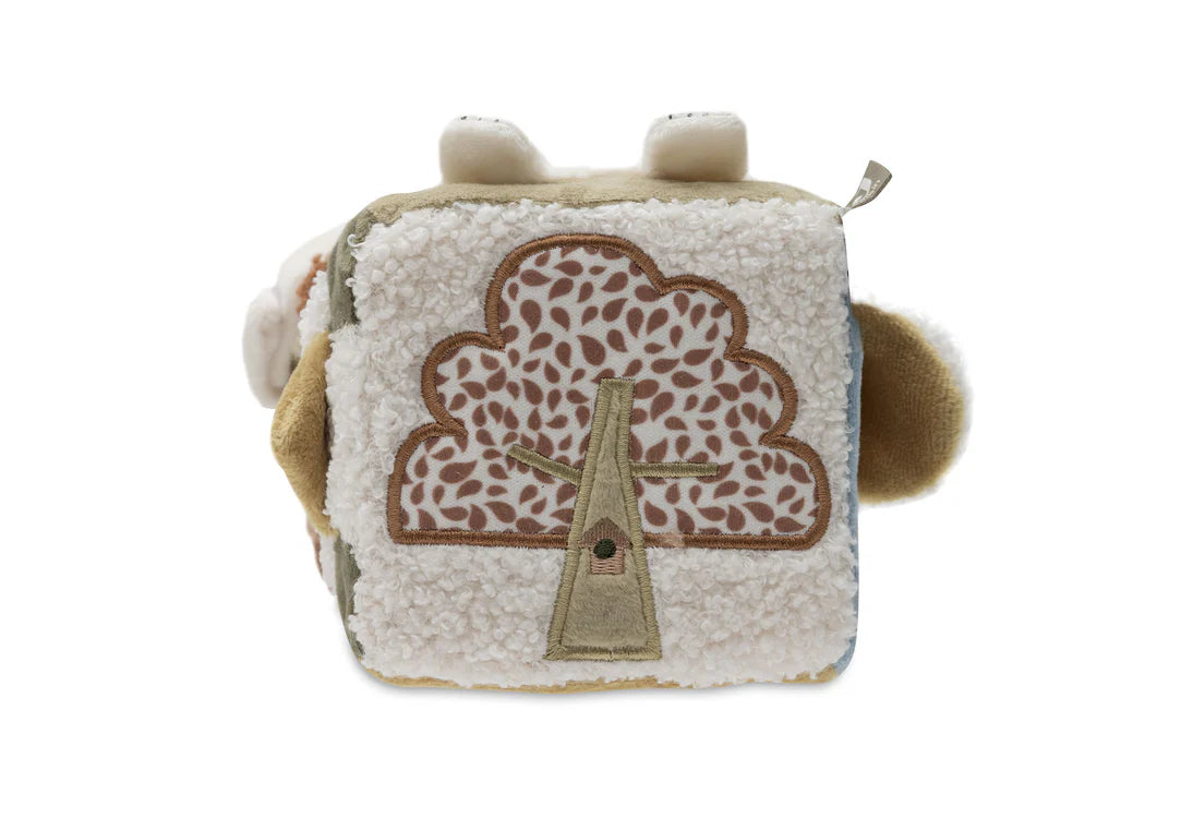 Zacht blok met geborduurde boom van Jollein activiteitenkubus Tiny Park, onderdeel van educatief speelgoed voor baby’s.