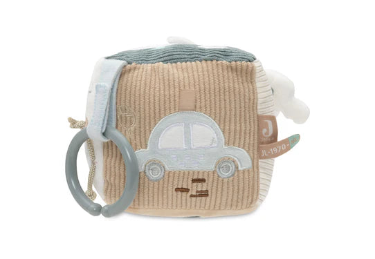 De Jollein activiteitenkubus heeft een schattige auto is zacht als een knuffel en kan gebruikt worden als speelgoed voor box.