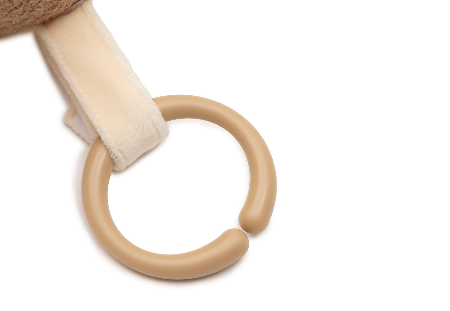 Close-up bijtring van Jollein activiteitenkubus, veilig sensorisch speelgoed voor baby's in zacht beige kleur.