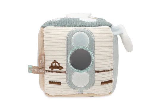 De Jollein activiteitenkubus heeft verschillende kanten en is zacht als een knuffel, leuk als box speelgoed voor baby's.