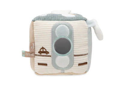 De Jollein activiteitenkubus heeft verschillende kanten en is zacht als een knuffel, leuk als box speelgoed voor baby's.