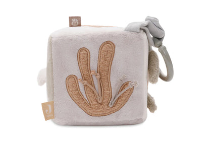 Detail van de Jollein Deepsea activiteitenkubus met koraalvorm, zachte materialen en label met merknaam.