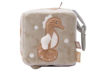 Jollein activiteitenkubus Deepsea met beige zeepaardje en lusje, ideaal als sensorisch speelgoed voor jonge kinderen.