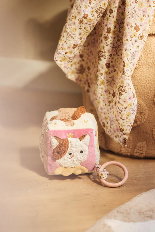Jollein activiteitenkubus Flower Fairies met ring bij babykamerkleed, stijlvol sensorisch speelgoed voor jonge kinderen.