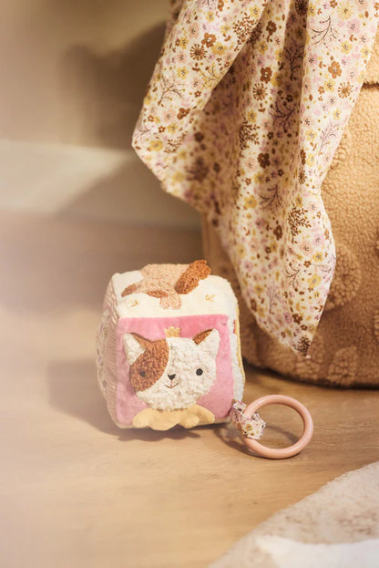 Jollein activiteitenkubus Flower Fairies met ring bij babykamerkleed, stijlvol sensorisch speelgoed voor jonge kinderen.
