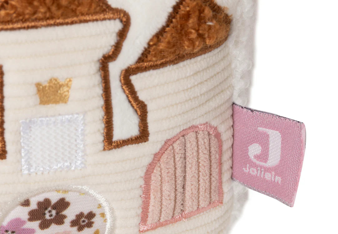 Detailopname van Jollein activiteitenkubus Flower Fairies met borduursel van kasteel, ideaal als sensorisch baby speelgoed.